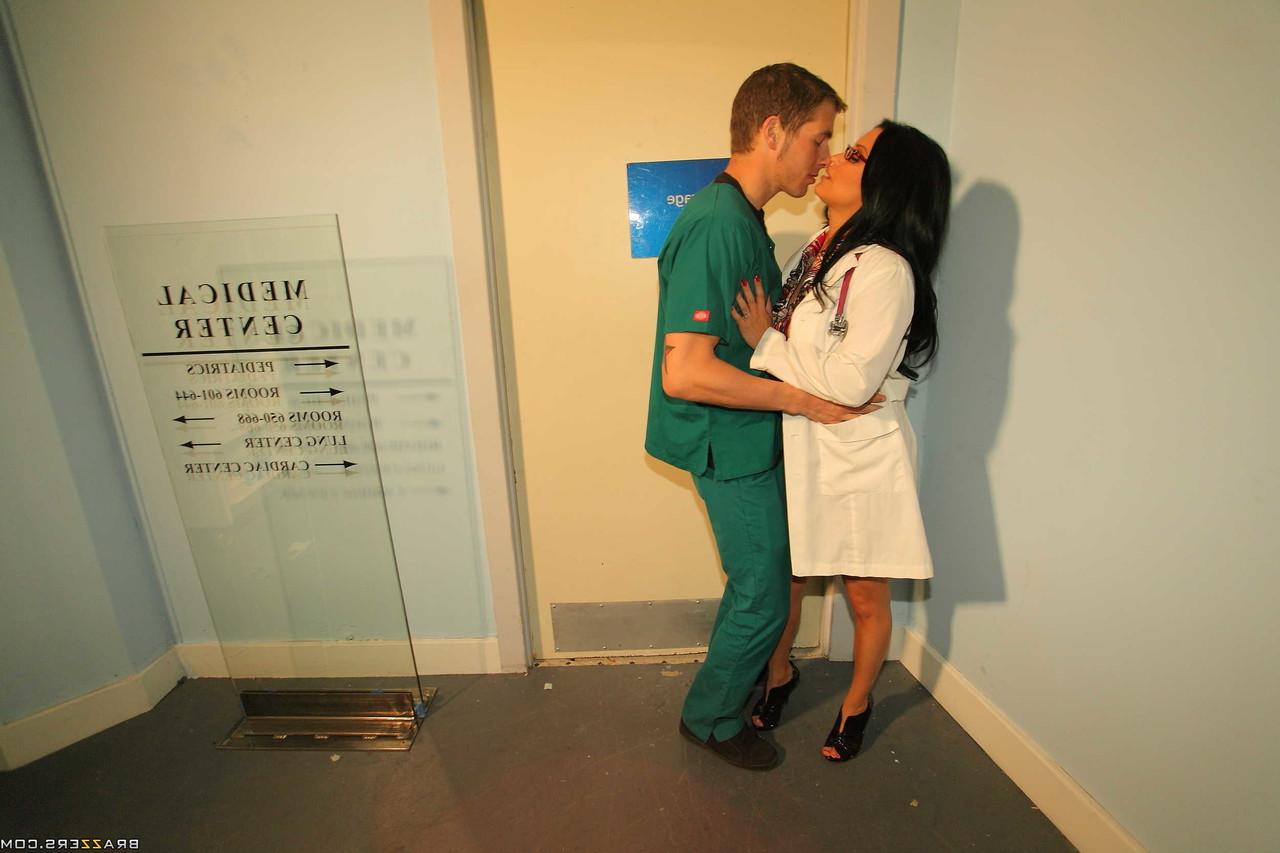 20P La impresionante enfermera MILF Sophia Lomeli hace mamada y se la follan en un hospital