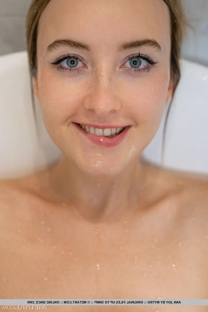 18P Die blonde Teenagerin Ann Joy spritzt in einer Badewanne Wasser auf ihre natürlichen Titten