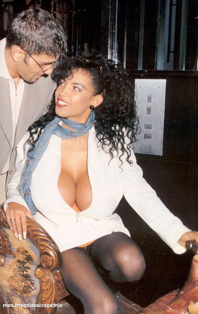 20P Latina aux gros seins donne une tête épique et chevauche sa chatte sur une grosse bite