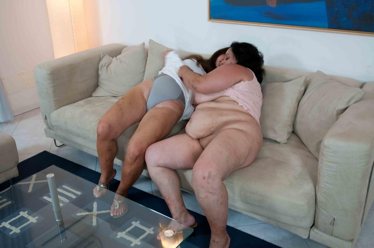 17P Les mamies amateurs BBW Gusti Tschopp et Tinny Rados baisent avec un gode-ceinture sur le canapé.