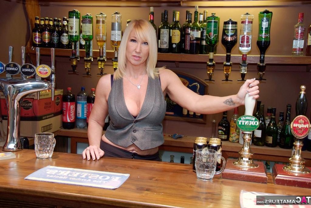 20P A loira amadora Melody solta seus peitos grandes dentro de um bar