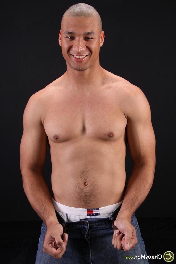 20P Le beau Darrell bien membré montre son corps nu musclé et sa grosse bite