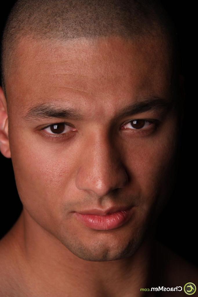 20P Le beau Darrell bien membré montre son corps nu musclé et sa grosse bite