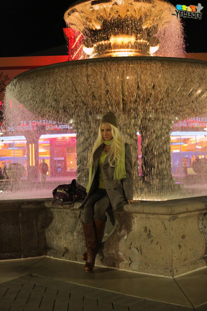 20P Der freche blonde Teenager Stevie Shae wird von einem erfahrenen Mann verführt und gefickt