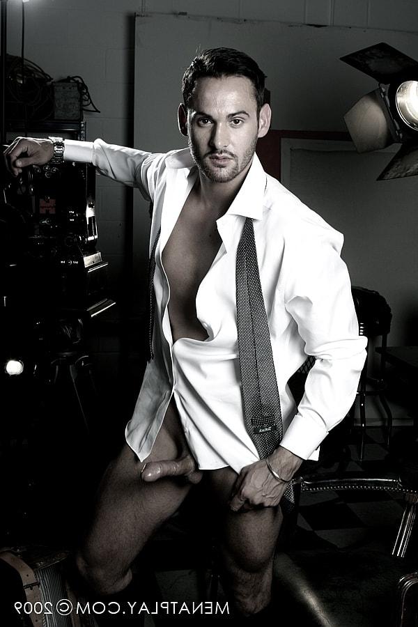 20P El guapo gay Marco Wilson revela y masturba su gran polla en un solo caliente