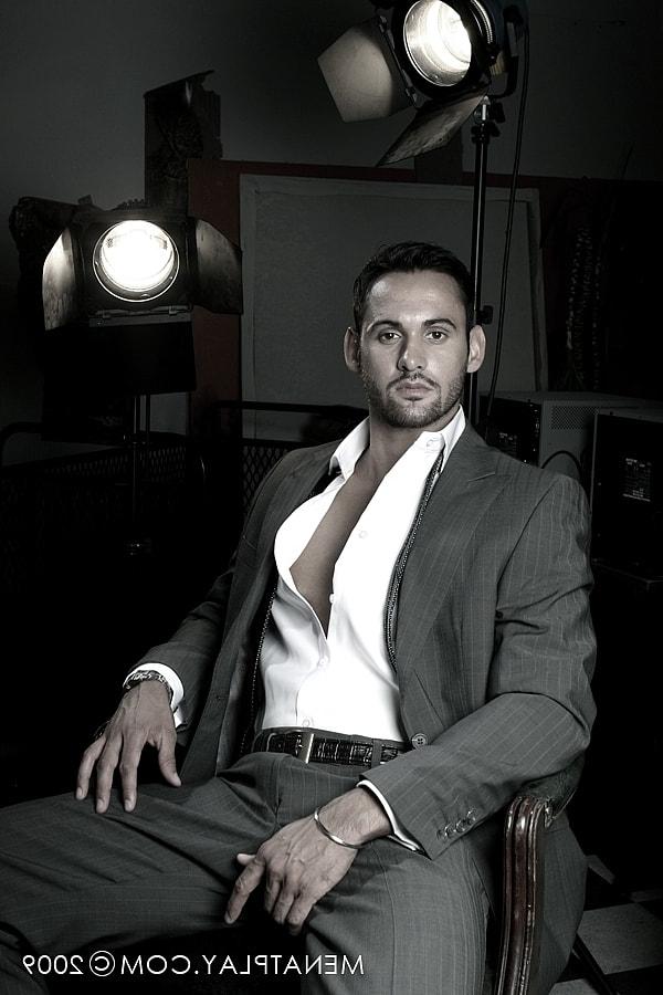 20P El guapo gay Marco Wilson revela y masturba su gran polla en un solo caliente