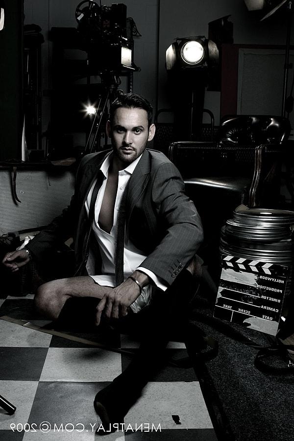 20P El guapo gay Marco Wilson revela y masturba su gran polla en un solo caliente