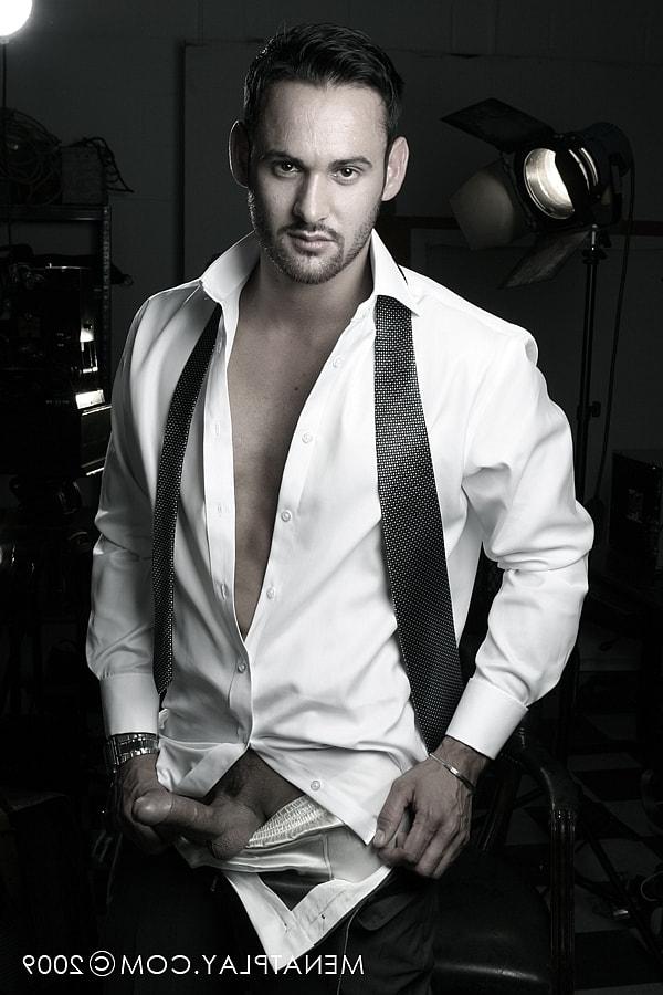 20P El guapo gay Marco Wilson revela y masturba su gran polla en un solo caliente