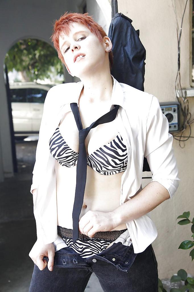 16P La pelirroja lily cade tiene grandes tetas y un coño peludo en estas bragas