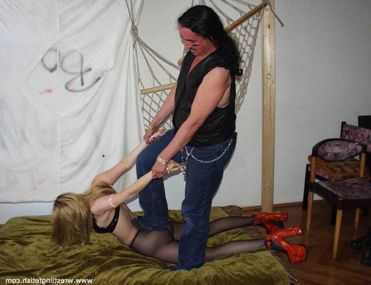 15P Une blonde aux fraises se fait peloter les seins pendant qu'elle lutte en collants