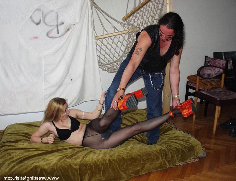 15P Une blonde aux fraises se fait peloter les seins pendant qu'elle lutte en collants