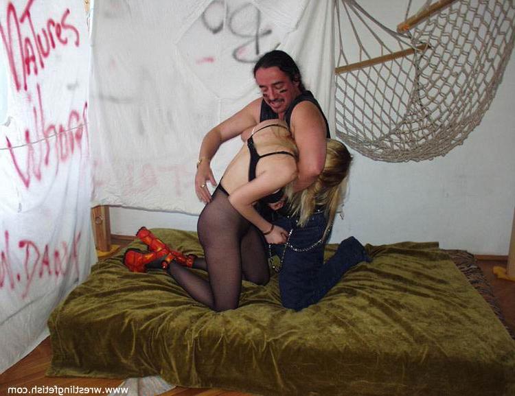 15P Une blonde aux fraises se fait peloter les seins pendant qu'elle lutte en collants
