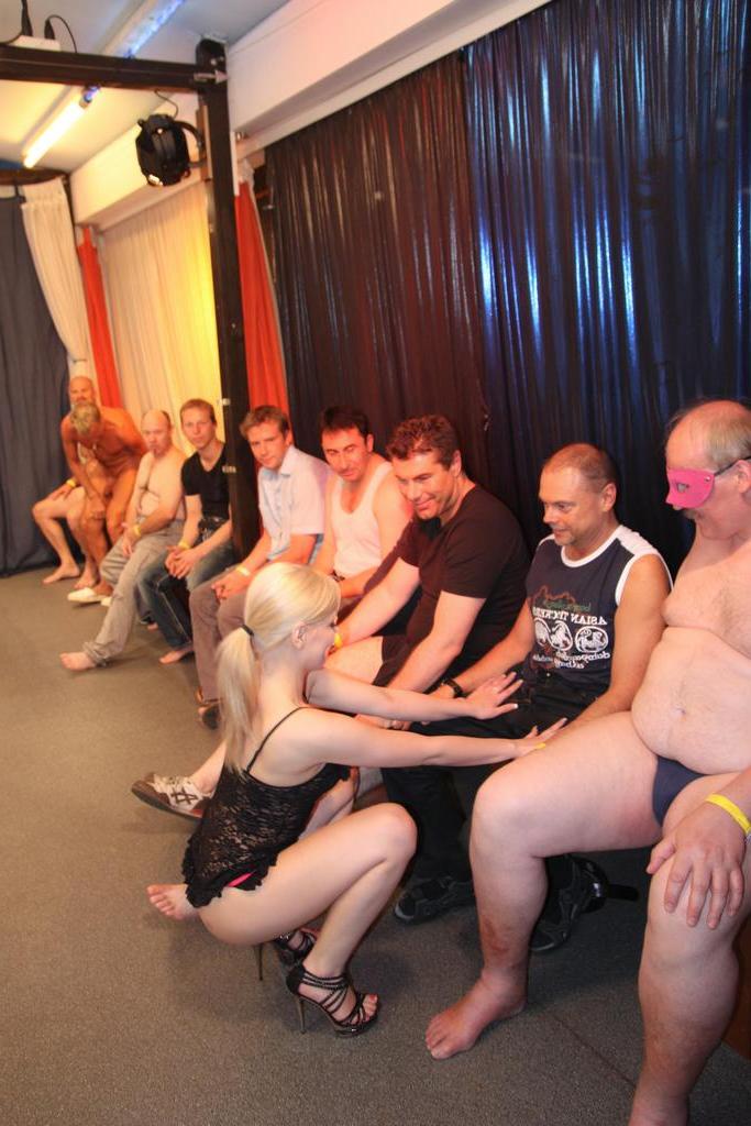 16P Blonde Schlampe lutscht und fickt jeden Schwanz, der bei einem Gangbang ein Stück von ihr haben will