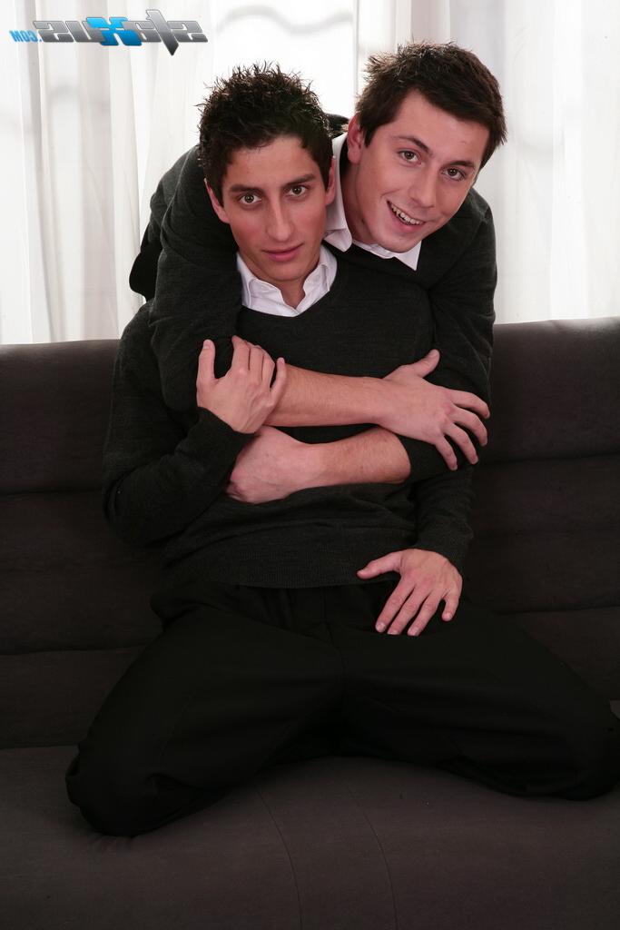 16P Die schwulen Brünetten Daniel Wood und Nick Gill haben Bareback-Analsex auf dem Sofa