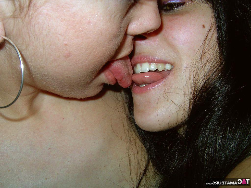 20P Amateur chick Susy Rocks experiments with lesbian sex on a futon