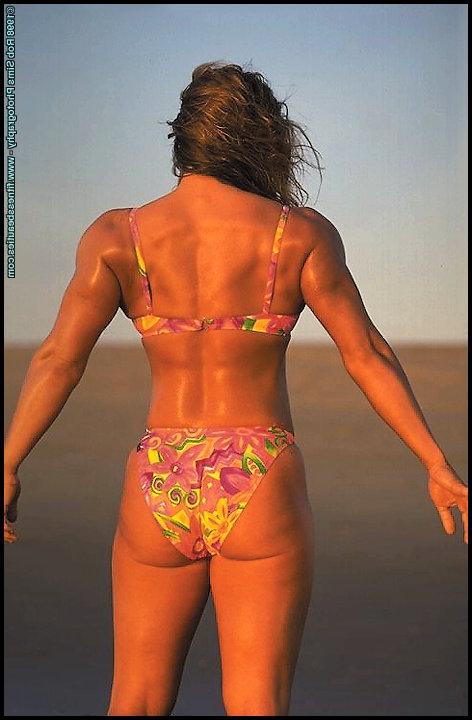 15P A fisiculturista morena Kelly Oreilly flexiona ao ar livre em vários trajes