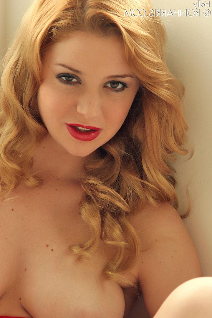 15P Linda aluna Holly tira sua lingerie vermelha para brincar com sua vulva curvada