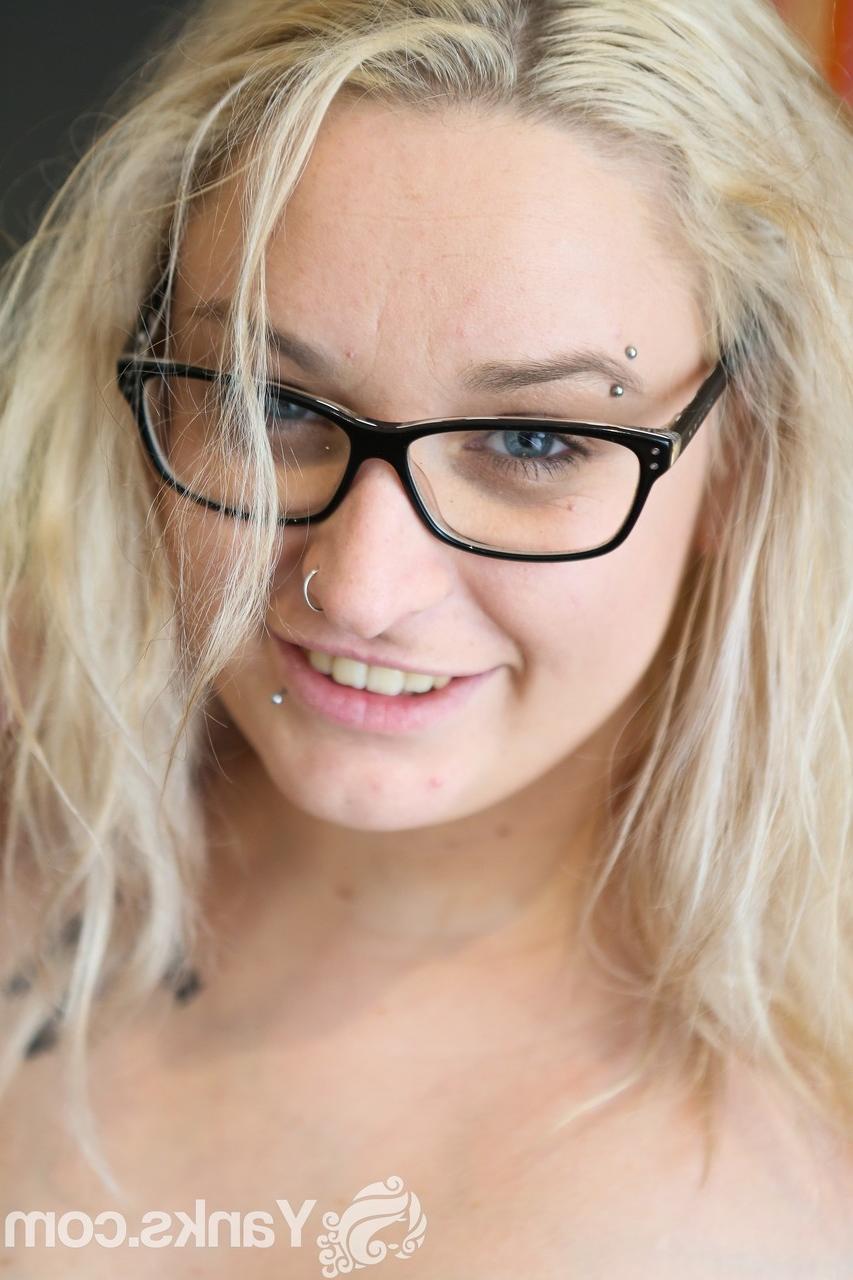 17P A loira BBW Chloe Minx revela seus seios naturais antes de dedilhar sua buceta careca