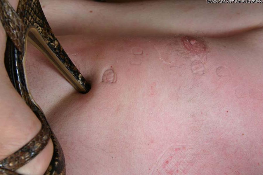 16P Des femmes entièrement habillées piétinent un homme torse nu en portant des talons
