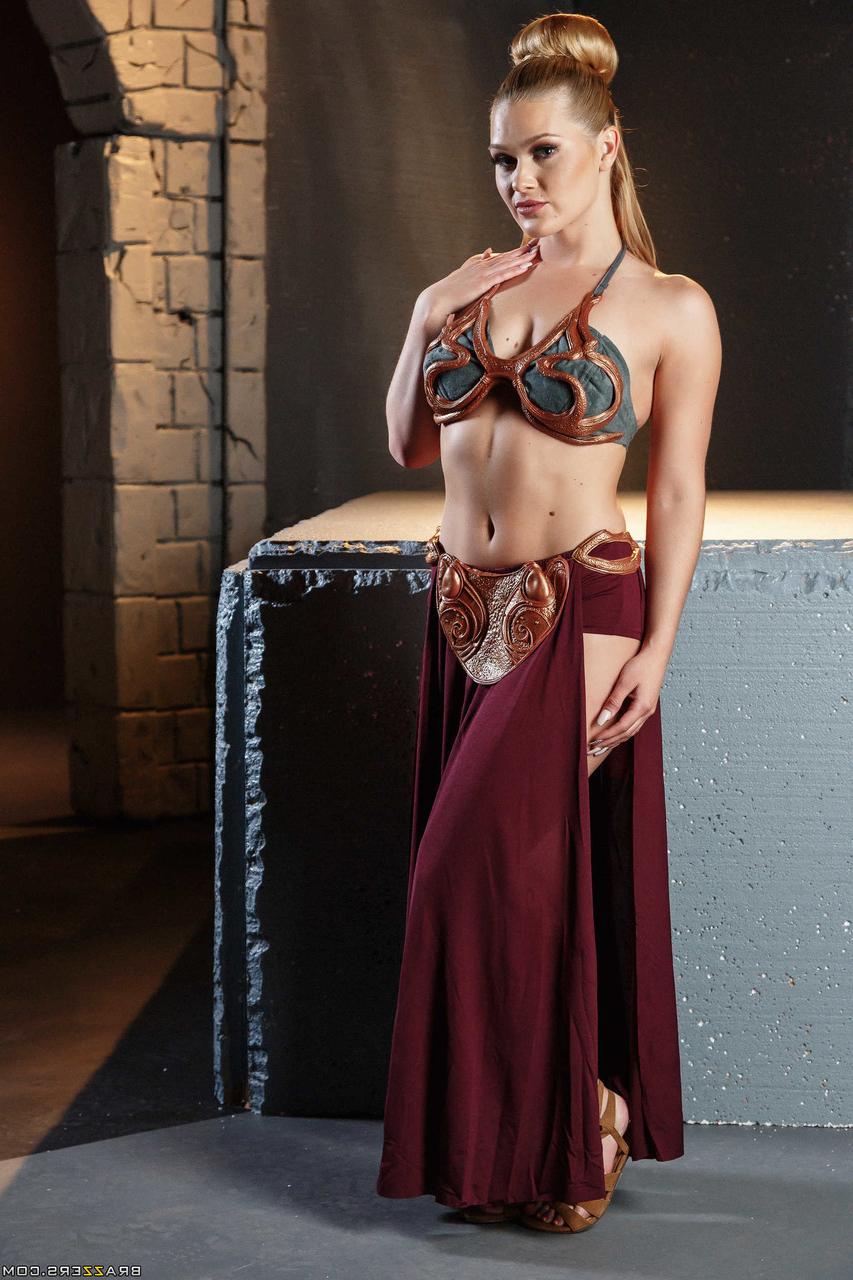 19P La blonde tonique Abby Cross dans le rôle de la pute star Princess Lay enlève son costume pour poser nue
