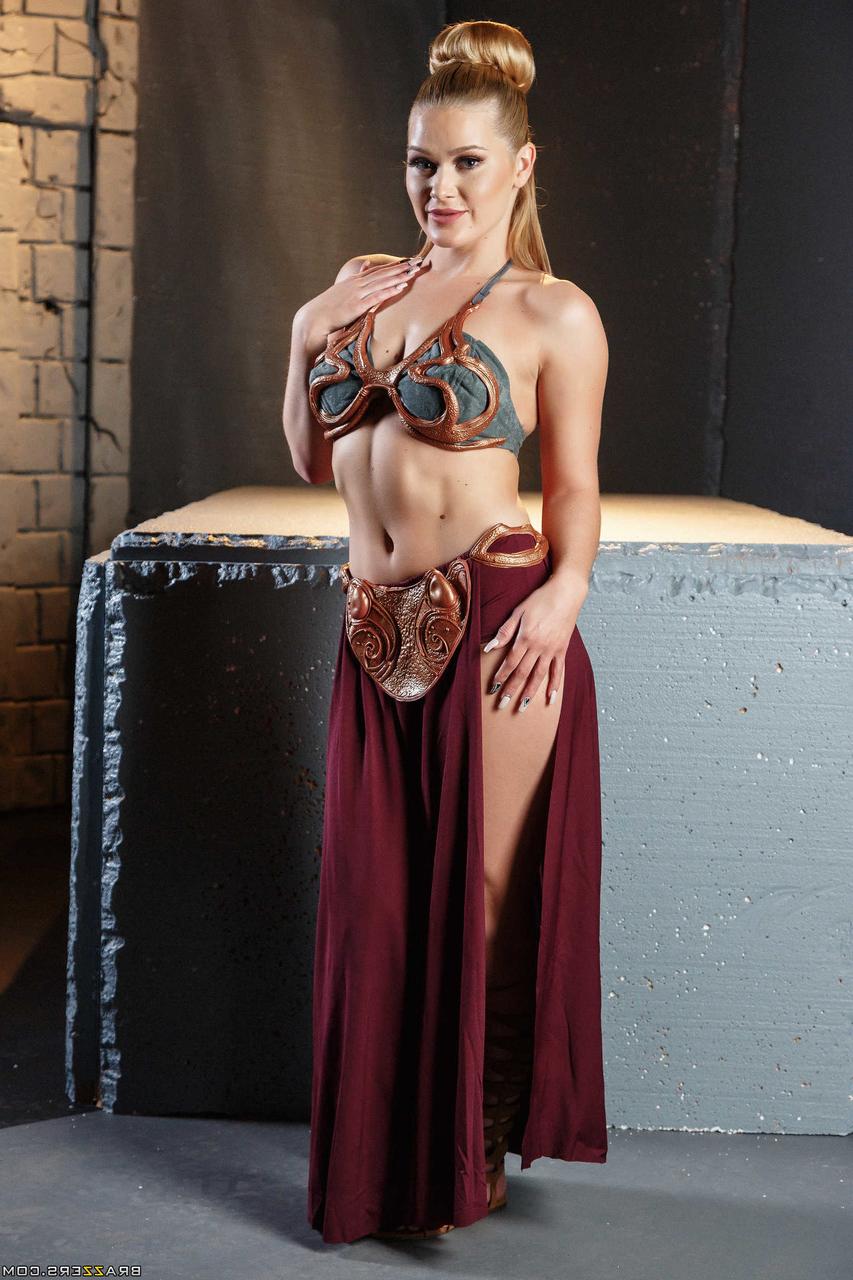 19P La blonde tonique Abby Cross dans le rôle de la pute star Princess Lay enlève son costume pour poser nue
