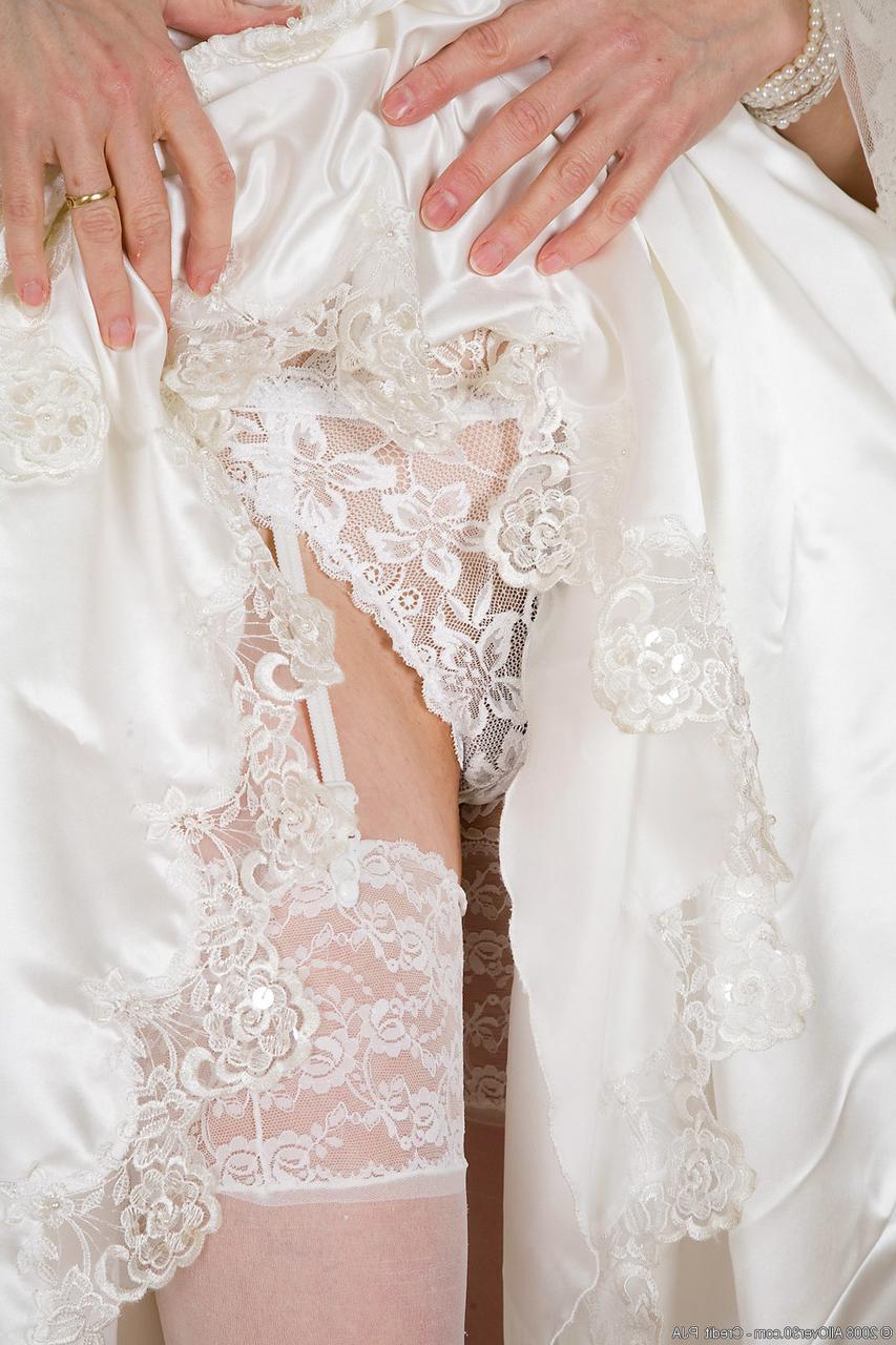 20P A noiva amadora Hazel tira o vestido de noiva e brinca com sua bunda grande