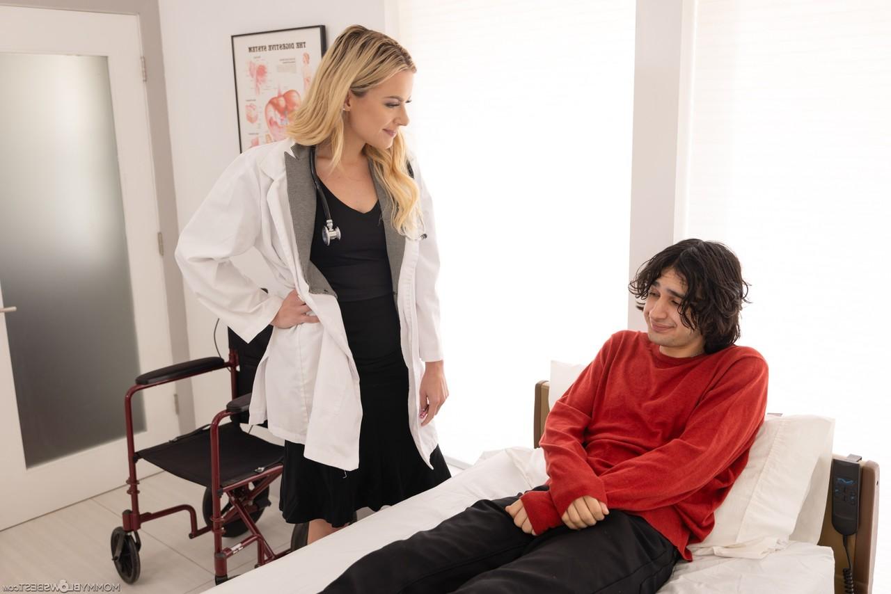 20P La doctora rubia traviesa Lindsey Lakes se la chupa a su paciente después de un striptease caliente
