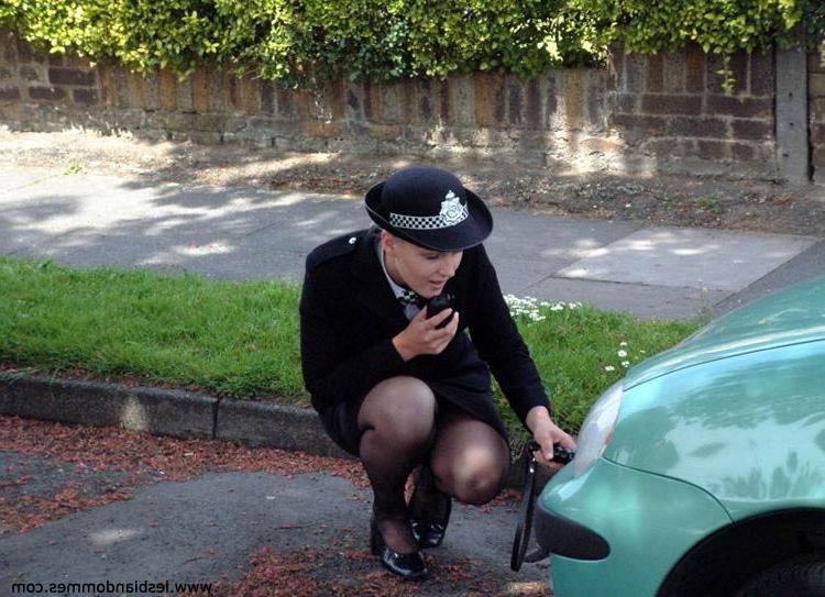13P Une femme rousse se livre à des préliminaires lesbiens avec une policière britannique