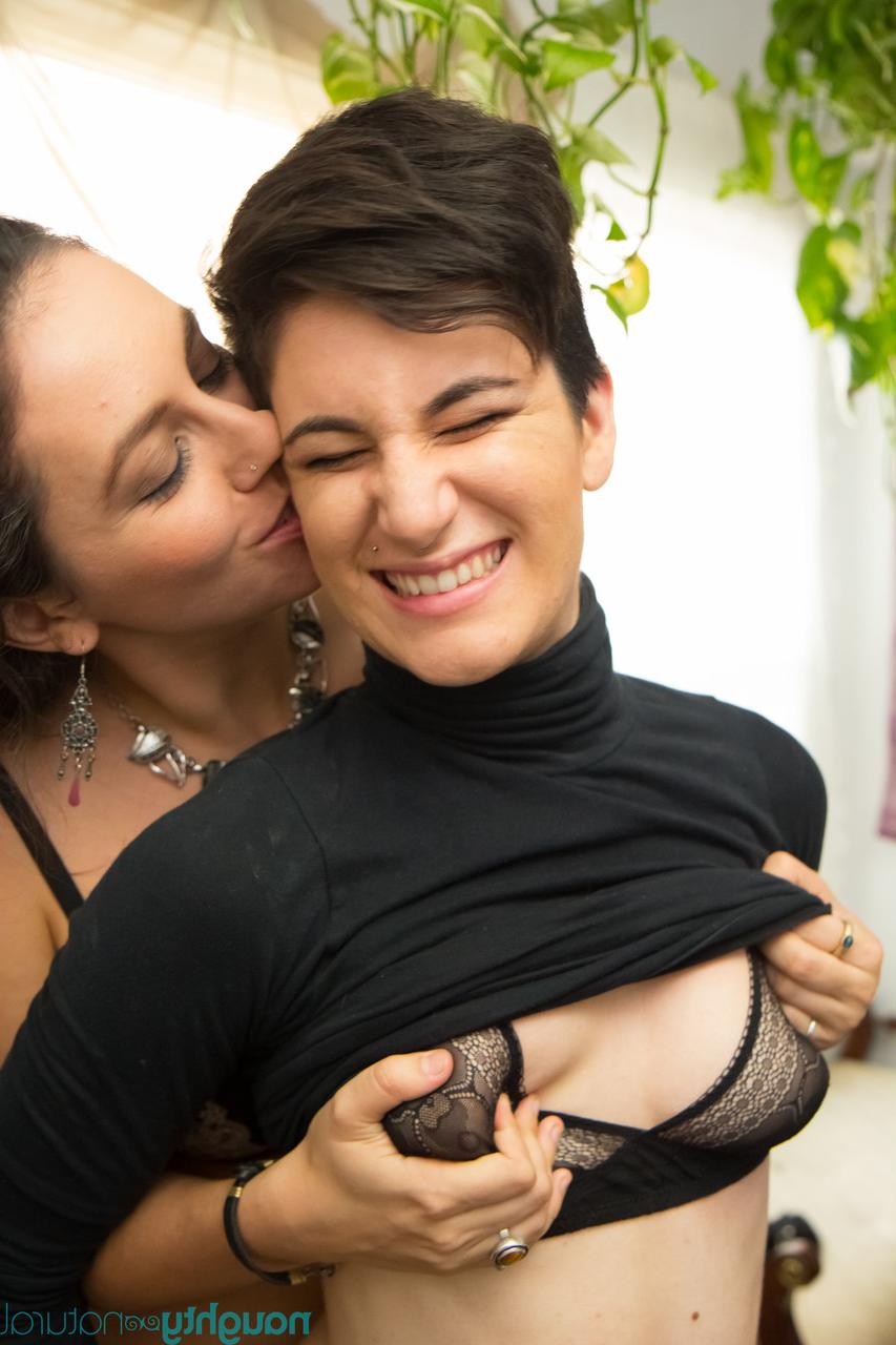 20P Duas lésbicas peludas sexy JoeyMinx e Nikki Silver se despem e fodem na cama