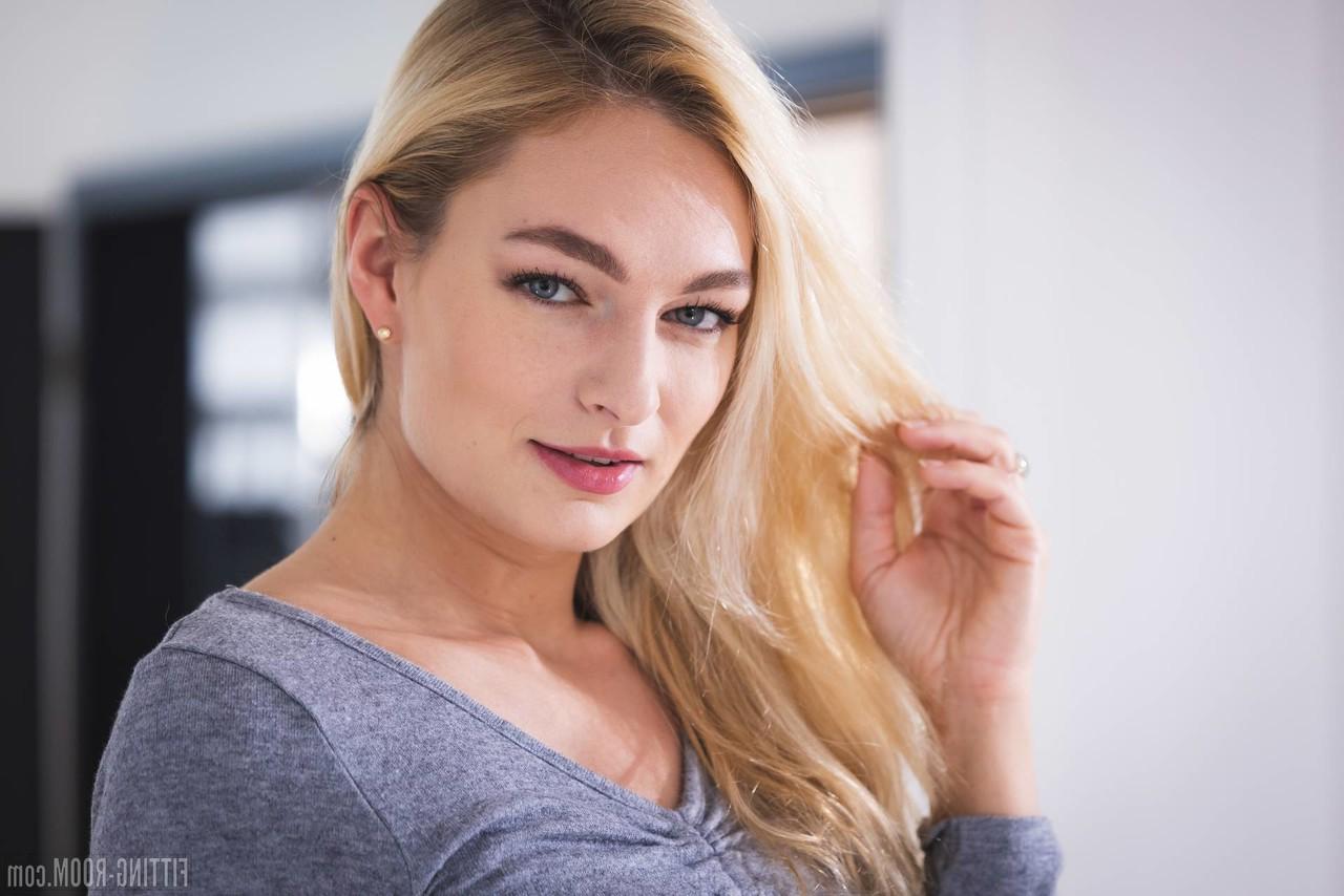 10P A adolescente loira gostosa Leanne Lace produz um brinquedo sexual durante o jogo solo
