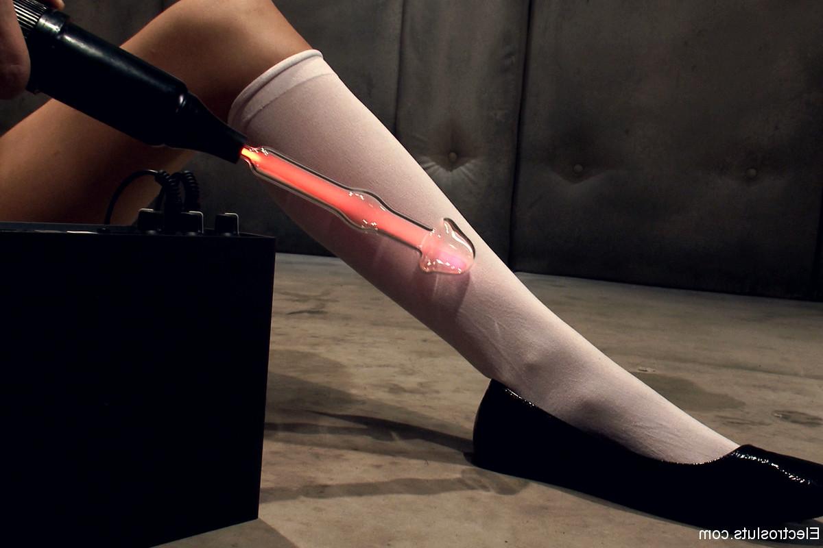 17P Pequeña asiática con calcetines de colegiala grita de dolor durante un juego eléctrico