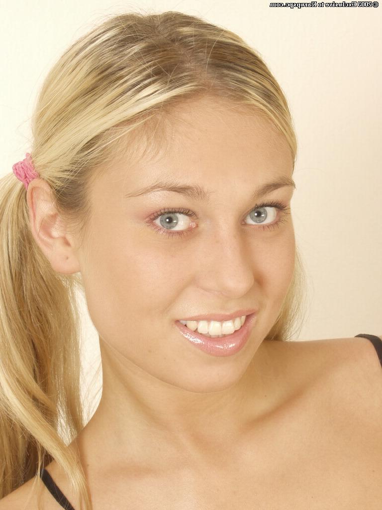 16P A gata sorridente Lucie quer se masturbar enquanto o marido está trabalhando