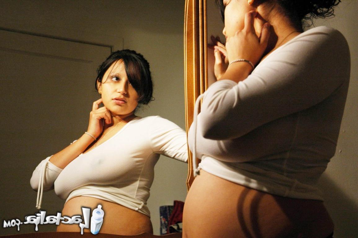 16P Garota latina grávida lambe um mamilo durante ação no banheiro