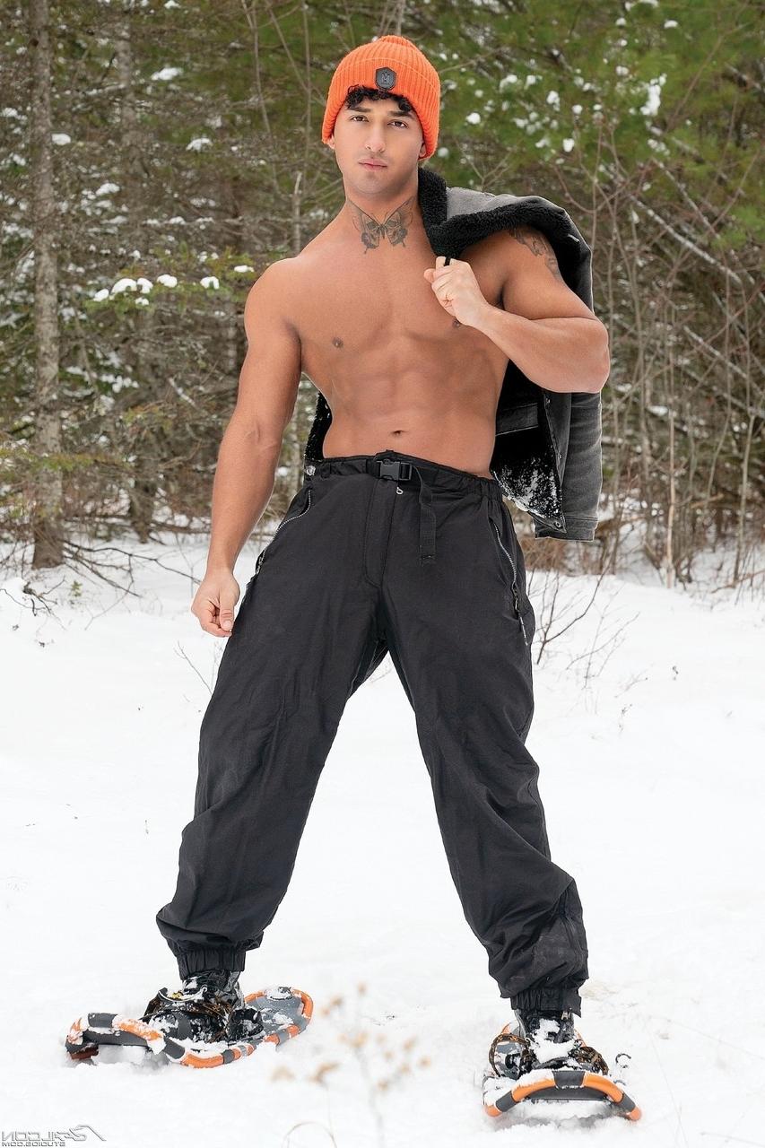 18P Os lindos fisiculturistas gays Drew Dixon e Kenzo Alvarez fazem sexo anal na neve