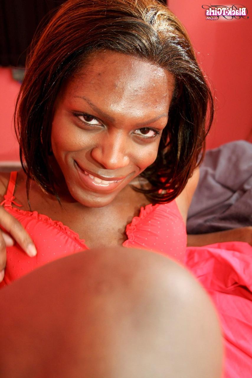 16P Transexual de ébano con curvas Vixen Coxx masturba su gran polla hasta correrse