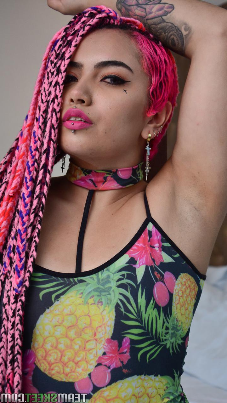 20P Adolescente latina com longos dreads Evolet tem sua vulva recheada por um cara com tesão