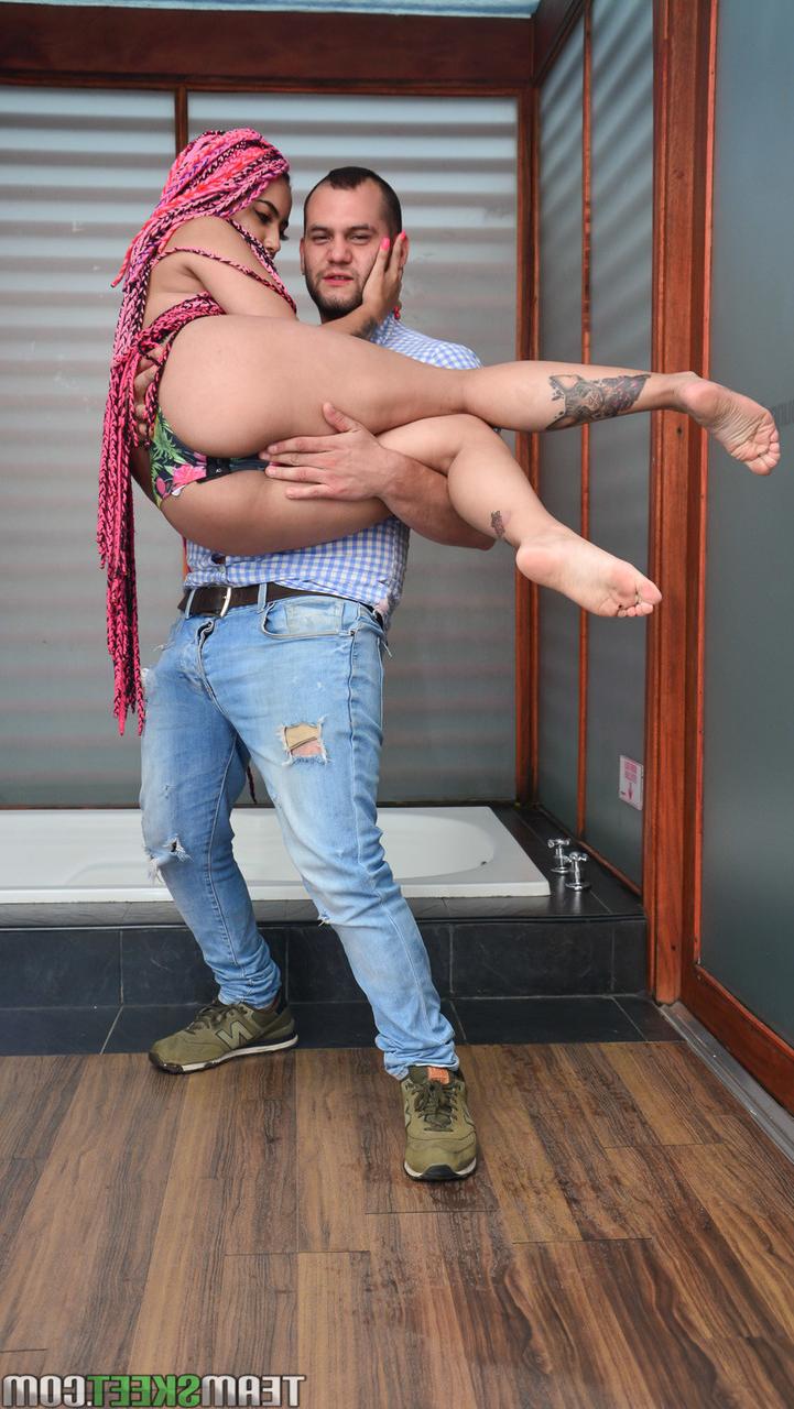 20P Adolescente latina com longos dreads Evolet tem sua vulva recheada por um cara com tesão