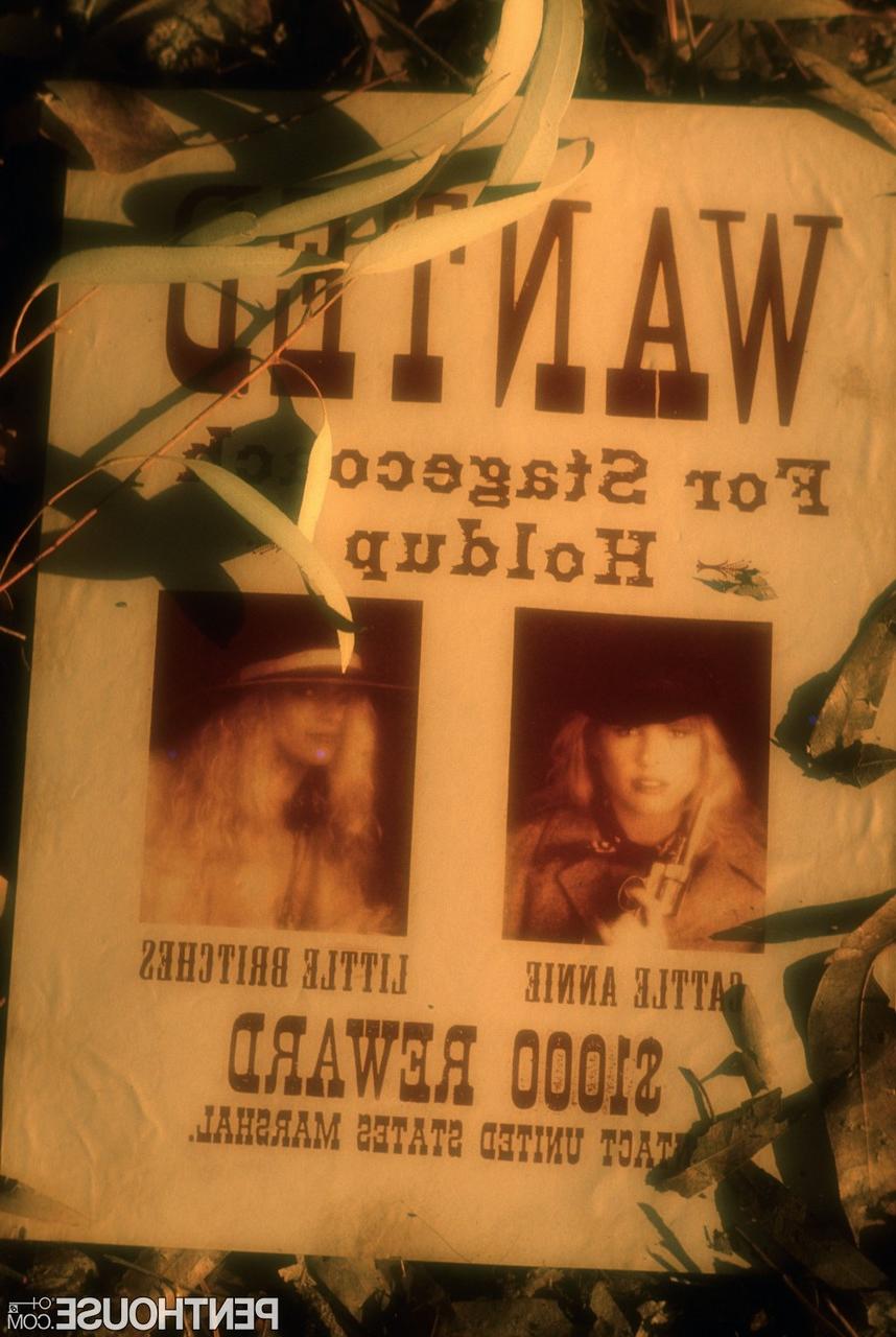 16P Sexy blonde Cowgirls erpressen und ficken einen hübschen Cowboy bei einem Outdoor-Dreier