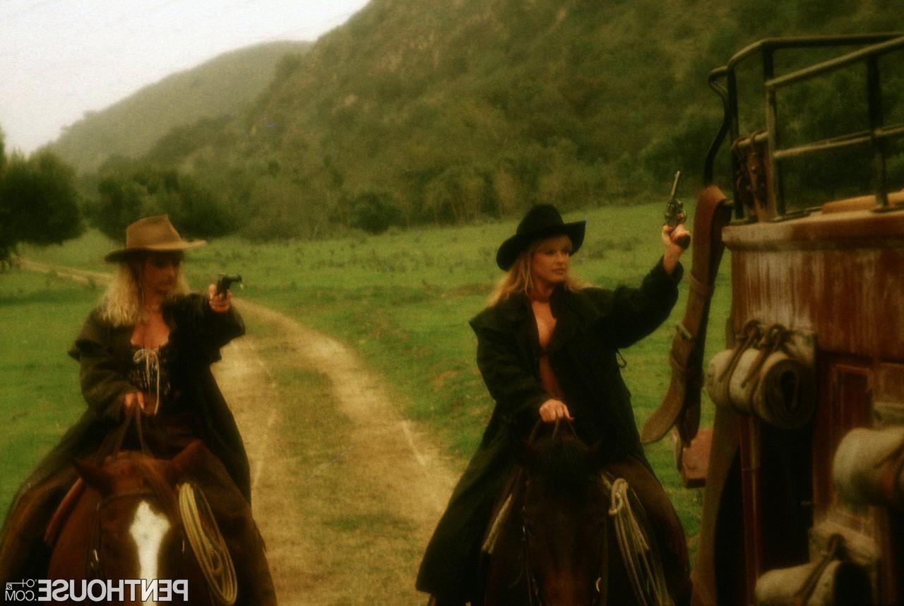 16P Sexy blonde Cowgirls erpressen und ficken einen hübschen Cowboy bei einem Outdoor-Dreier