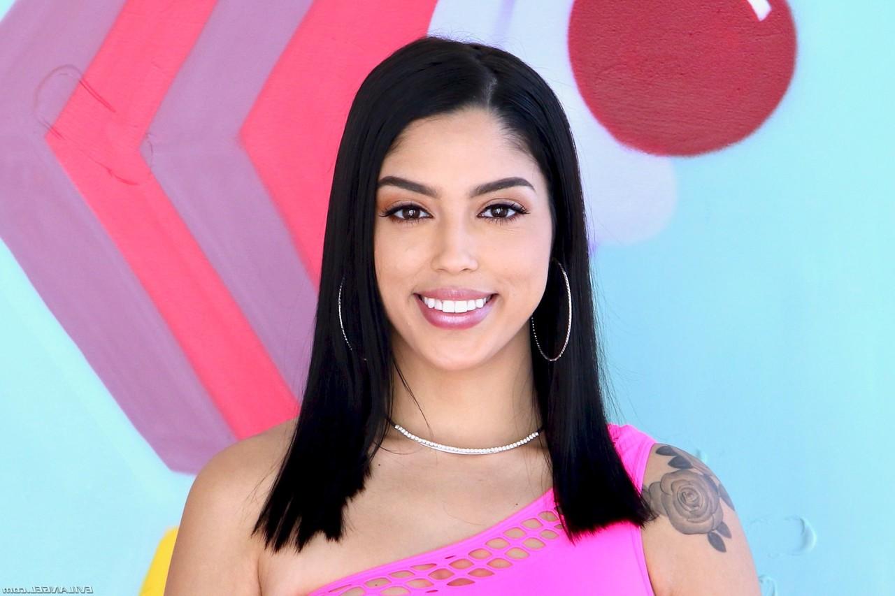 16P La vagabunda latina sonriente vanessa sky abre su culo de burbuja caliente en medias rosas