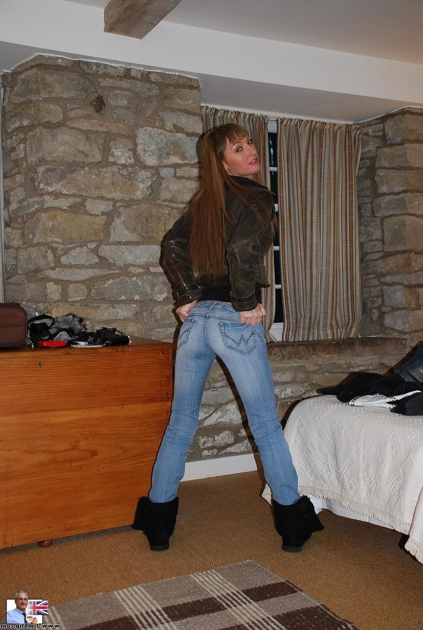20P L'écolière coquine Roemie Thompson baise son ancien professeur en bottes et bas.