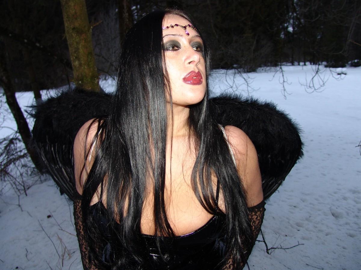 16P Mulher gótica mostra seus peitos grandes na floresta no inverno