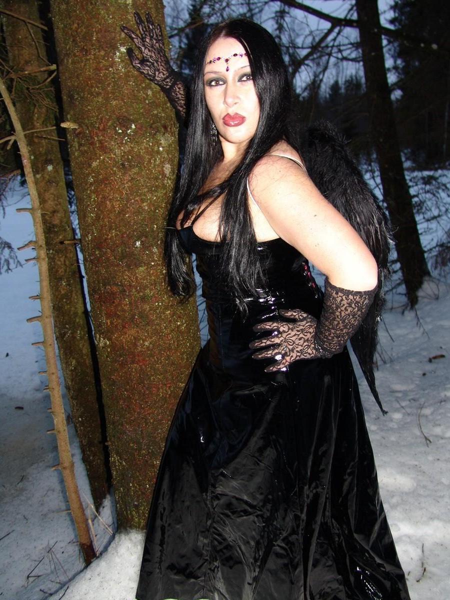 16P Mulher gótica mostra seus peitos grandes na floresta no inverno