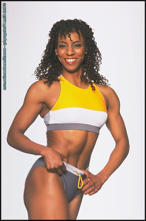 15P A modelo de fitness Ebony Madison Chase posa em roupas esportivas e lingerie também