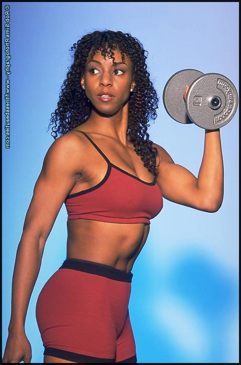15P A modelo de fitness Ebony Madison Chase posa em roupas esportivas e lingerie também