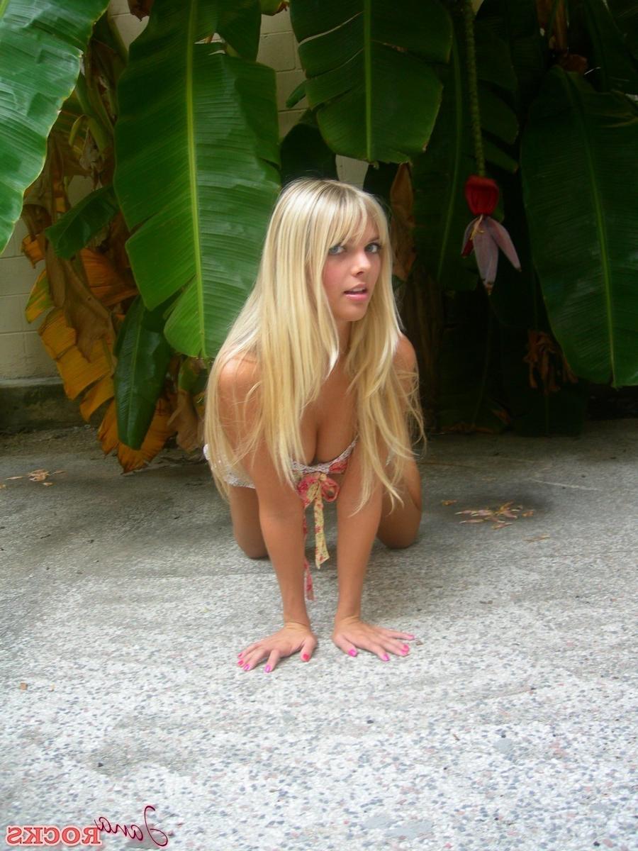 12P La rubia natural jana jordan se desnuda el culo mientras usa un bikini cerca de la vegetación