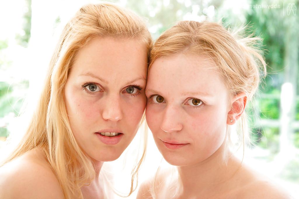 16P Die jungen blonden Mädchen Misha und Noa machen süße lesbische Liebe und lecken die Klitoris