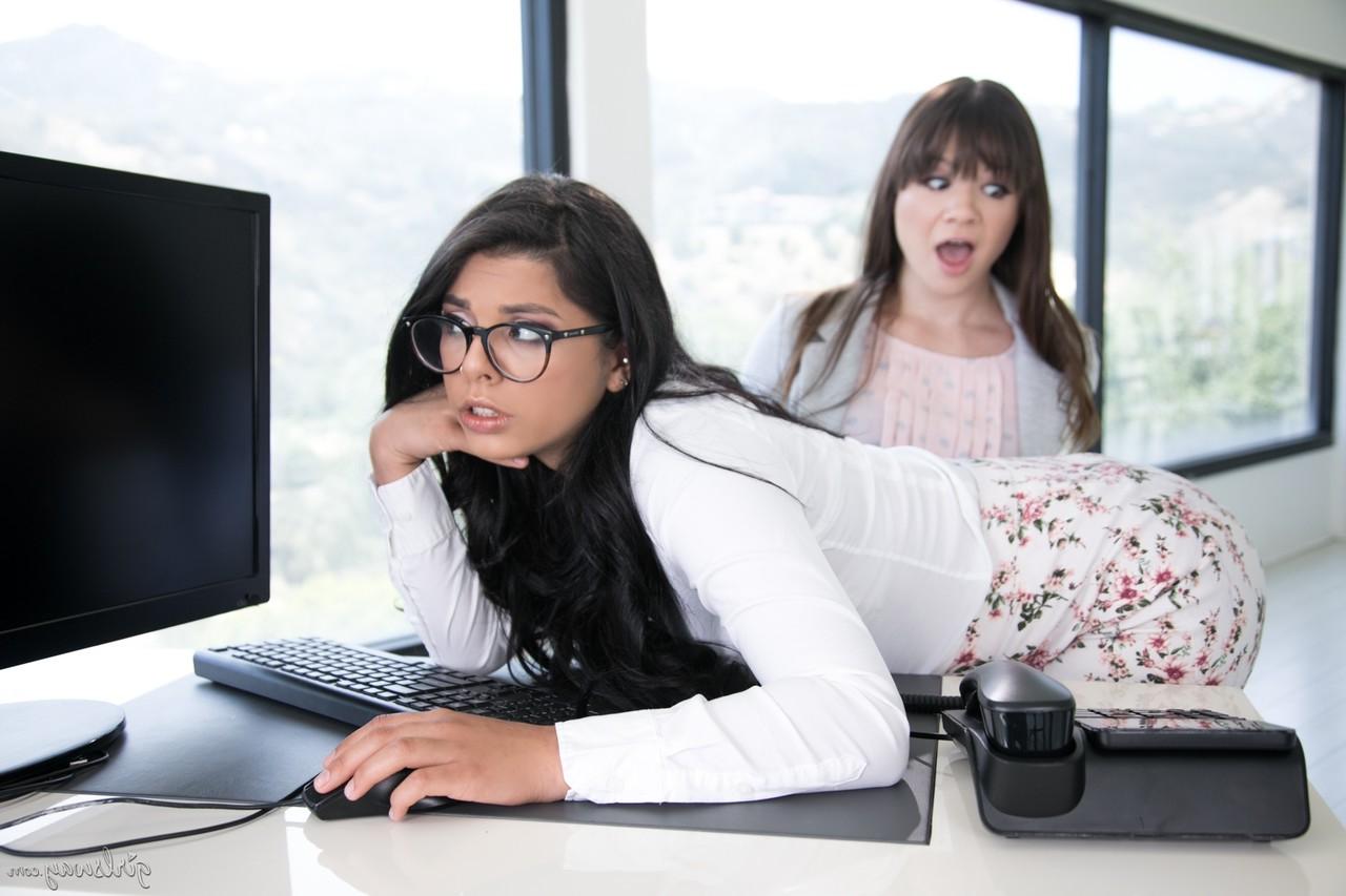 15P Die sexy Teenager Gina Valentina und Alison Rey haben bei der Arbeit Lesbensex