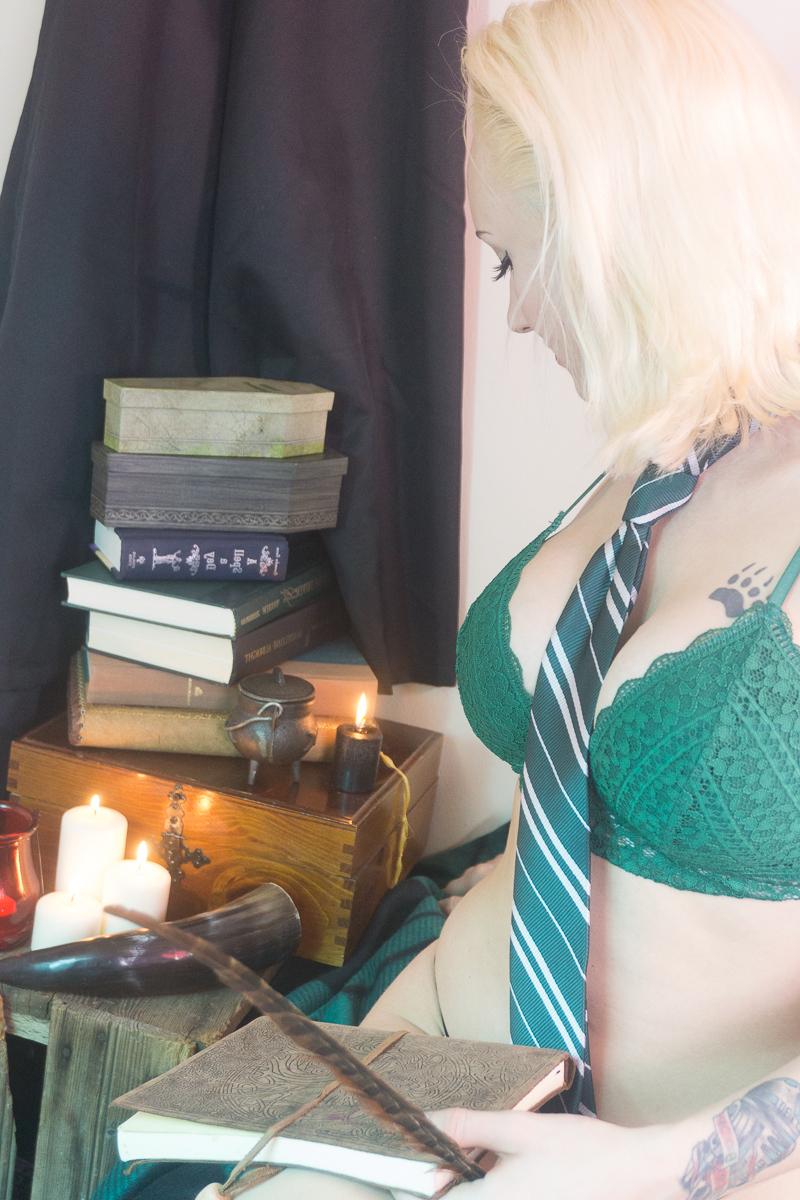 15P A loira tatuada Kitty Quinn posa com uma roupa íntima rendada verde sexy