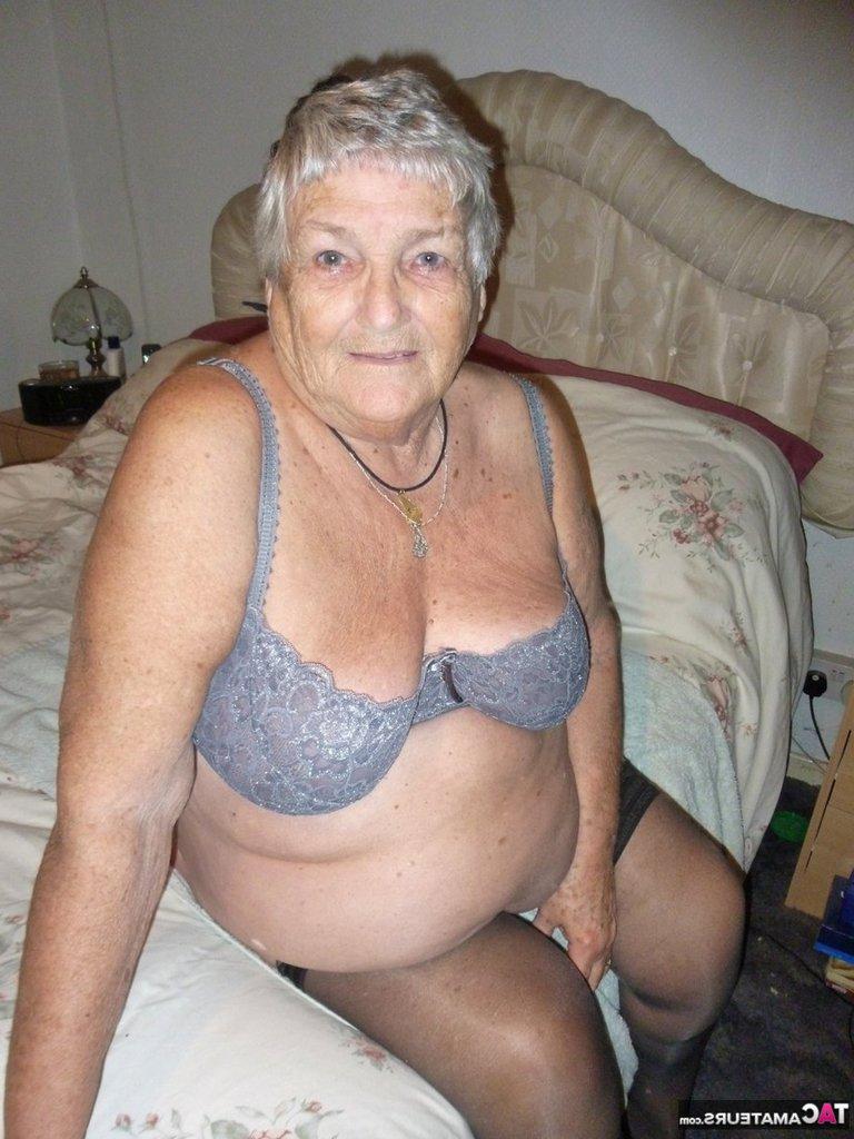 20P A gorda vovó Libby raspa a buceta e as axilas com uma navalha